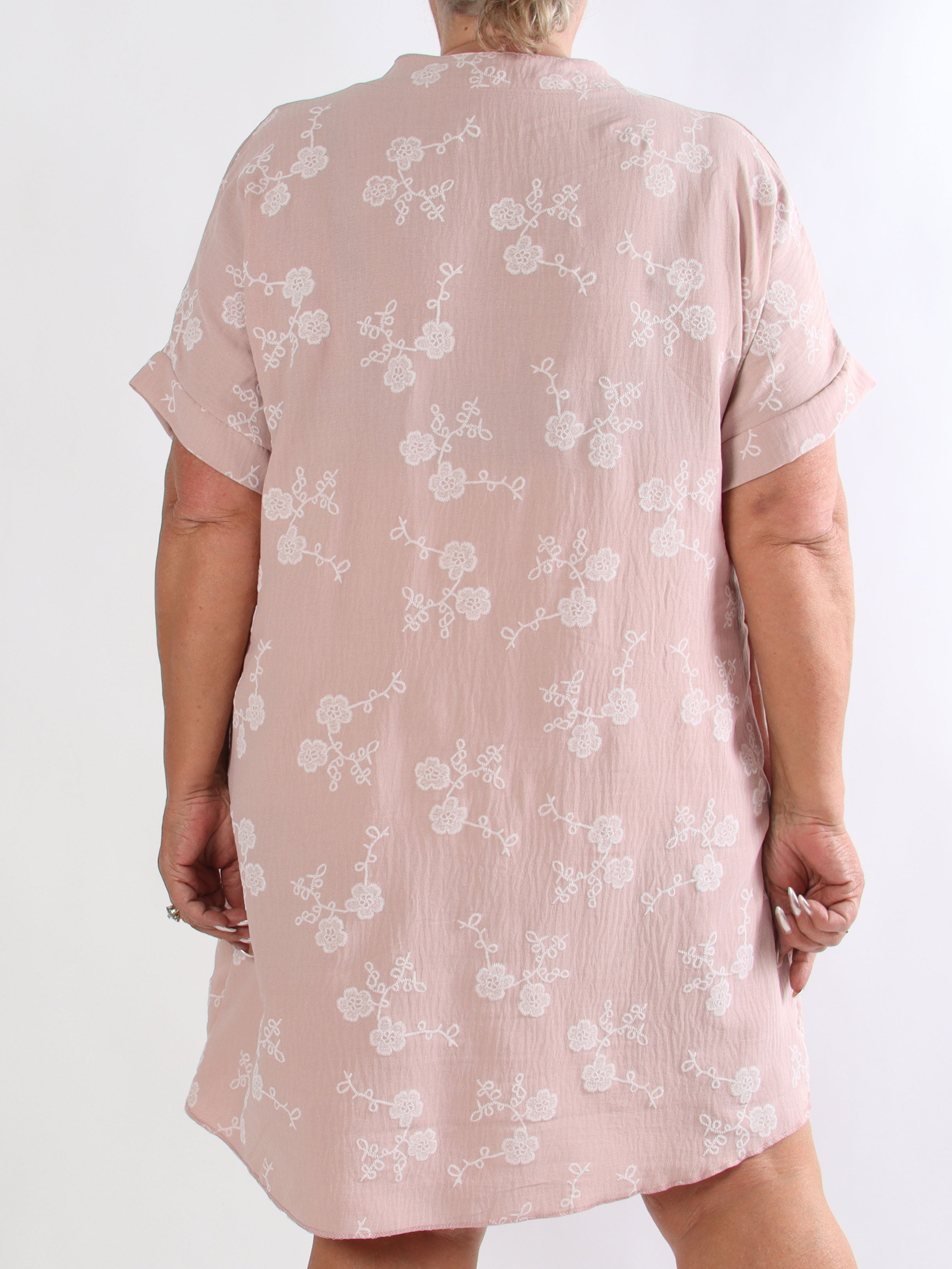 Olina - Plus size tunikakjole i en viskoseblanding med fine broderet blomster